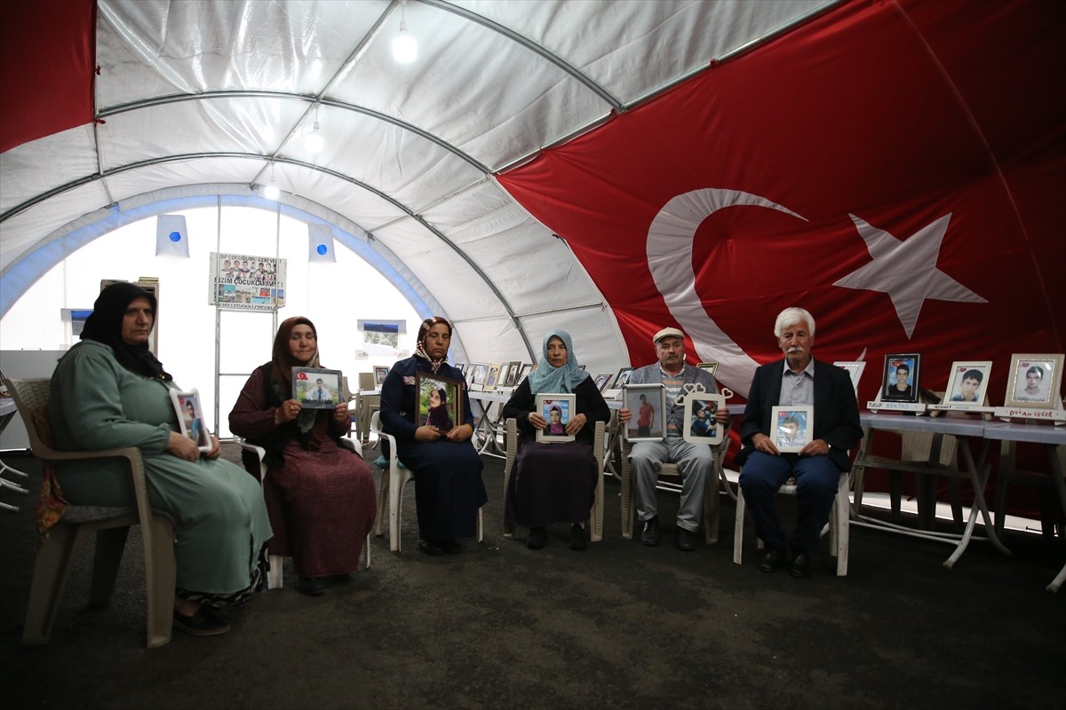 Dağa kaçırılan çocukları için eski HDP il binası önünde oturma eylemi yapan Diyarbakır anneleri...