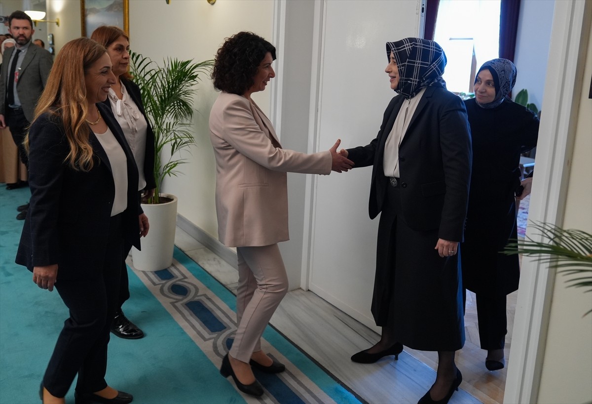 DEM Parti Kadın Meclisi Sözcüsü Halide Türkoğlu (sağda) ve beraberindeki heyet, AK Parti Grubunu...