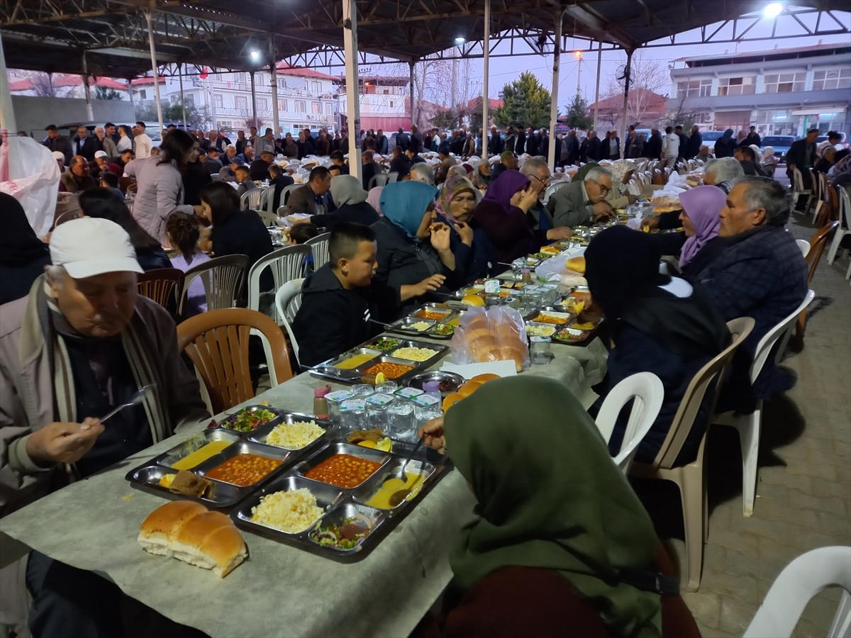 Denizli'nin Kale ilçesine bağlı Gölbaşı Mahallesi'nde imece usulü yemek hazırlayan vatandaşlar...