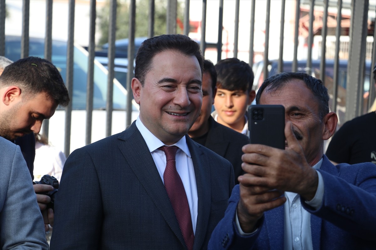 DEVA Partisi Genel Başkanı Ali Babacan, Adana'daki programları kapsamında Yüreğir Ziraat Odasına...
