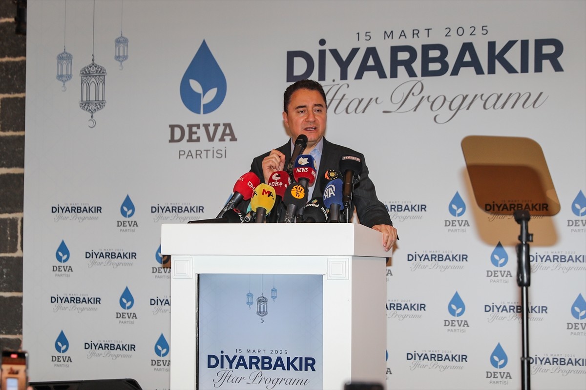 DEVA Partisi Genel Başkanı Ali Babacan, Diyarbakır'da partisince düzenlenen iftar programına...