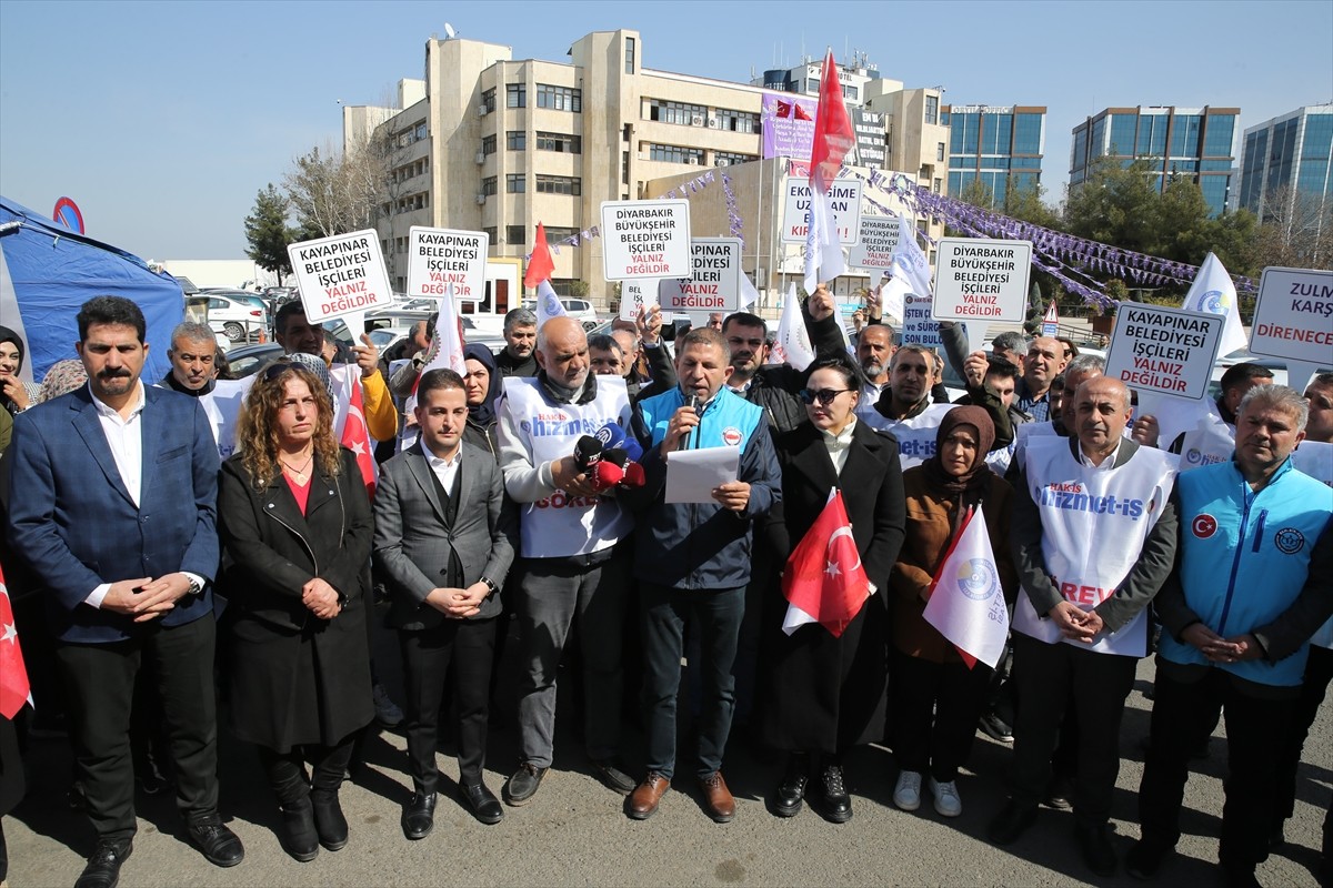 Diyarbakır'da bazı belediyelerde işten çıkarılan işçilerin eylemi devam ediyor. Memur-Sen...
