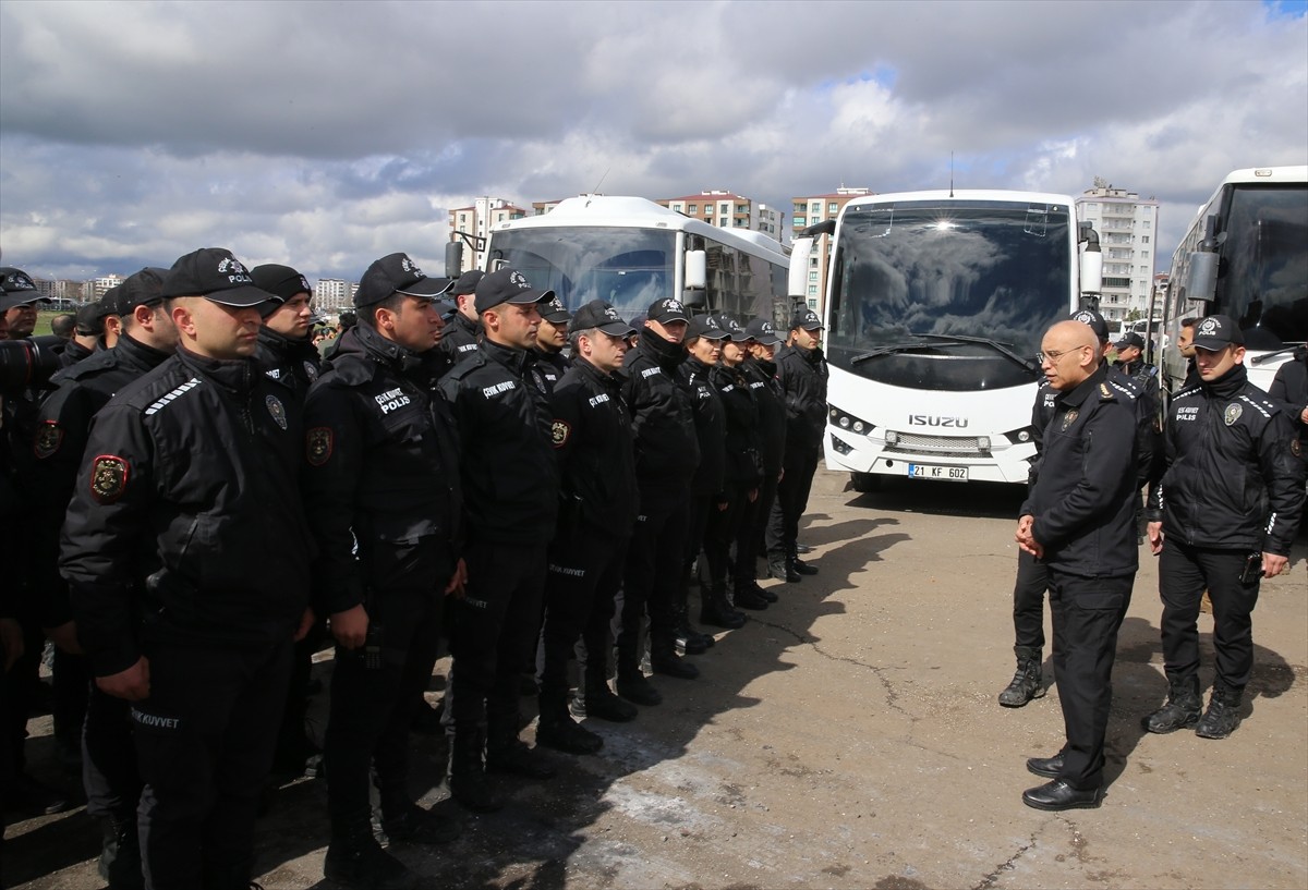 Diyarbakır'da DEM Parti öncülüğünde düzenlenen nevruz etkinliği başladı. Merkez Bağlar ilçesinde...