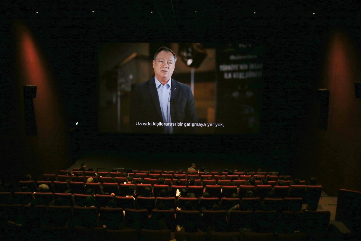 Diyarbakır'da öğrenciler, sinema salonunda Türkiye'nin insanlı ilk uzay görevinin hikayesini...