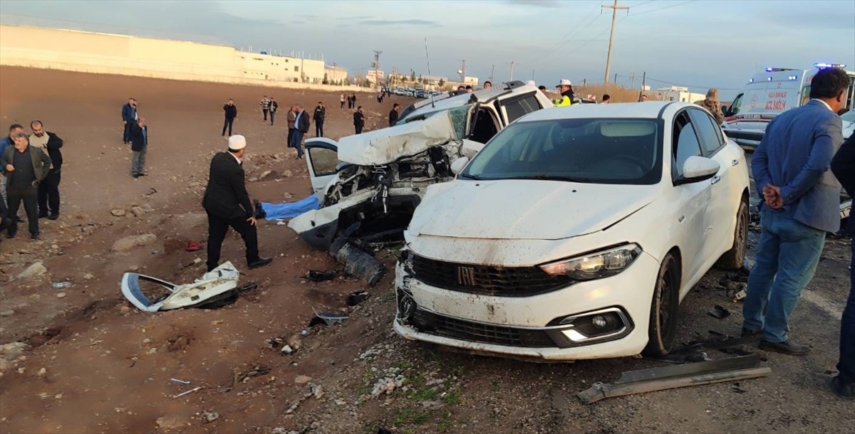Diyarbakır'ın Bismil ilçesinde, 4 aracın karıştığı kazada, ilk belirlemelere göre 3 kişi hayatını...