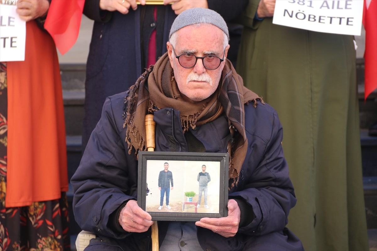 Diyarbakır annelerinin dağa kaçırılan çocukları için eski HDP il binası önündeki oturma eylemine...
