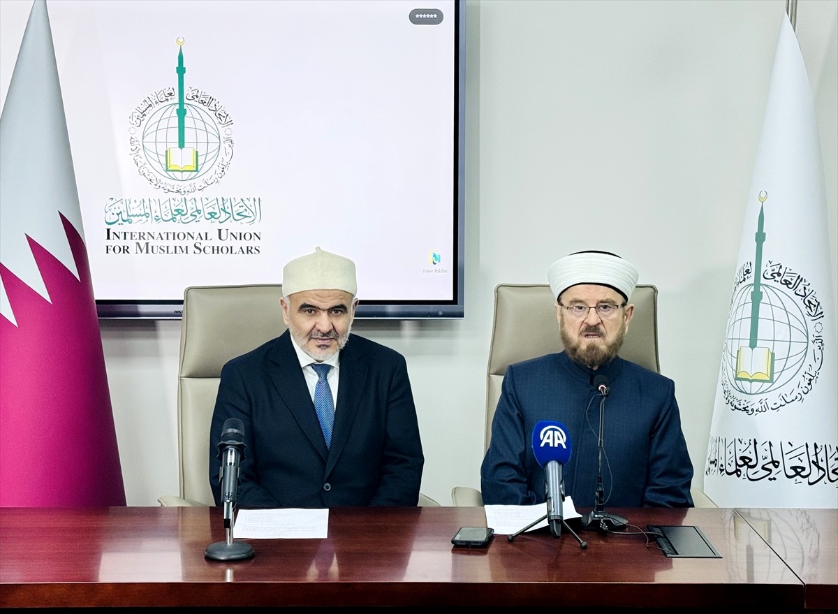 Dünya Müslüman Alimler Birliği Başkanı Ali Muhyiddin el-Karadaği (sağda), Katar'ın başkenti...