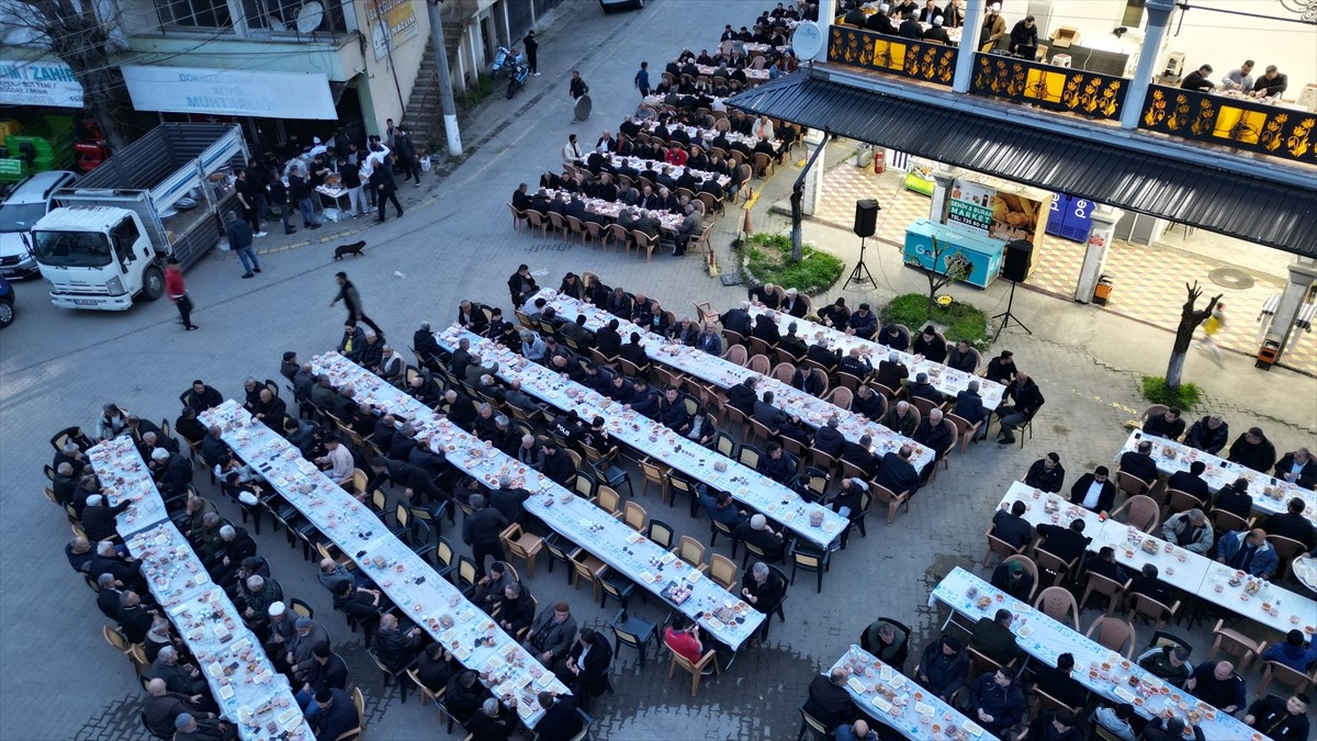 Düzce'nin Cumayeri ilçesinde yarım asrı aşkın süredir düzenlenen geleneksel iftar programına bu...