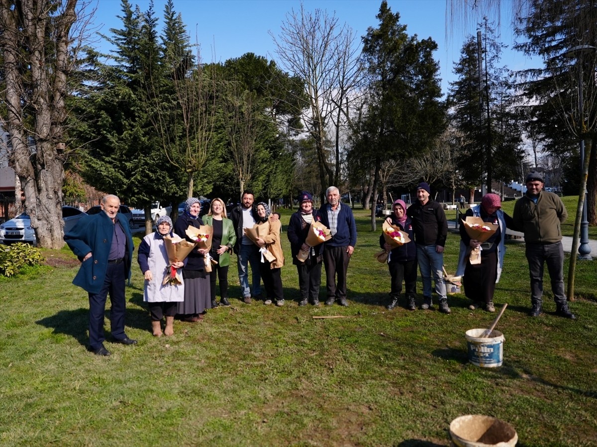 Düzce Belediyesi, 8 Mart Dünya Kadınlar Günü dolayısıyla kadın personele, eşleri tarafından...
