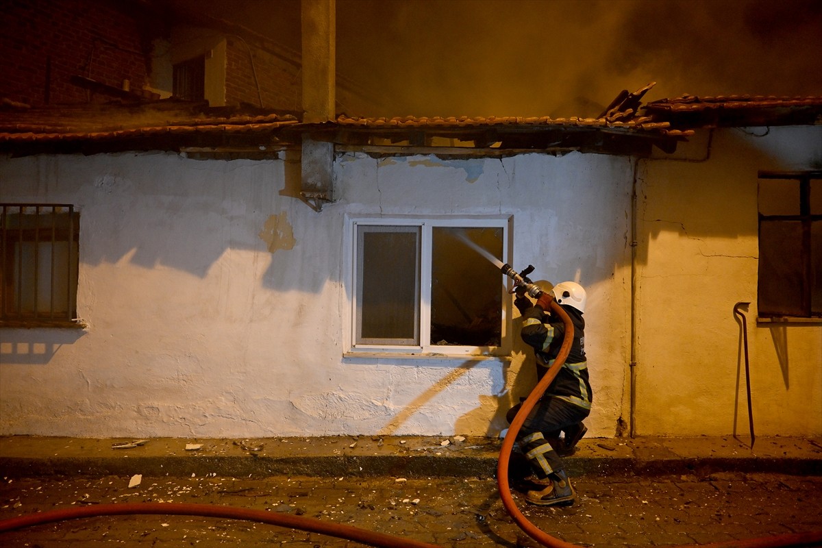 Edirne'de çıkan yangında 2 müstakil ev kullanılamaz hale geldi.