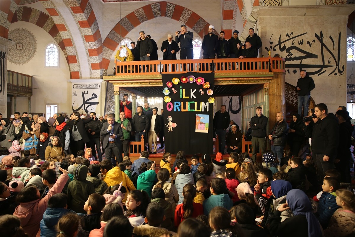 Edirne'de, çocuklara ramazan ayının önemini anlatmak ve oruç tutmaya alıştırmak amacıyla "İlk...
