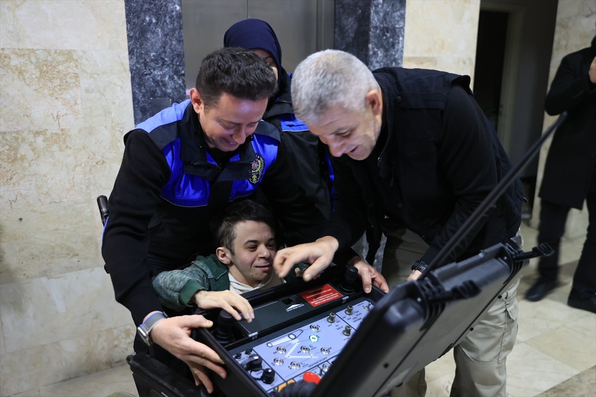 Edirne'de yaşayan 23 yaşındaki cam kemik hastası Emre Karaşin, "polis olma" hayaline bir günlüğüne...