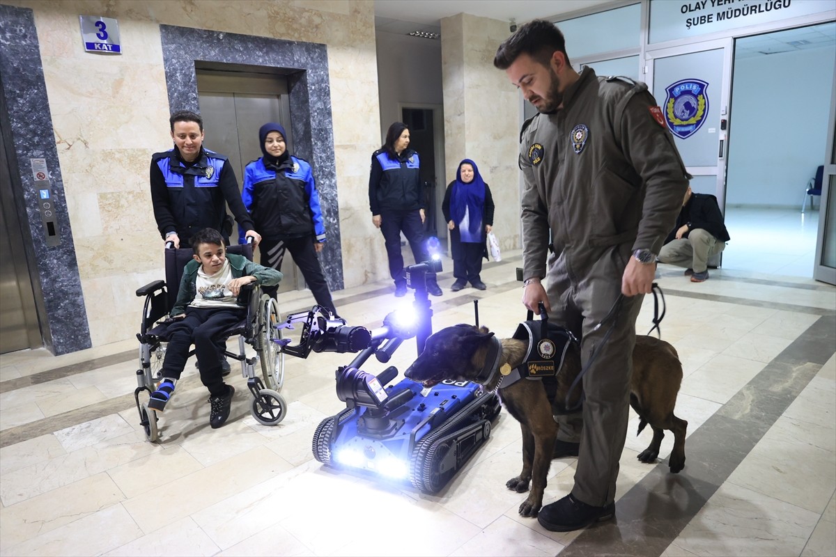 Edirne'de yaşayan 23 yaşındaki cam kemik hastası Emre Karaşin, "polis olma" hayaline bir günlüğüne...