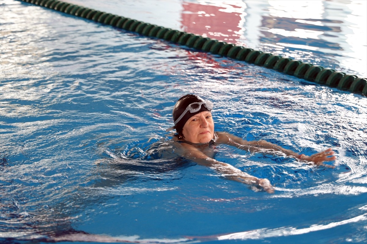 Edirne'de yaşayan 68 yaşındaki ev hanımı Makbule Yelgin yüzme sporuna ilgisi ve başarılarıyla...