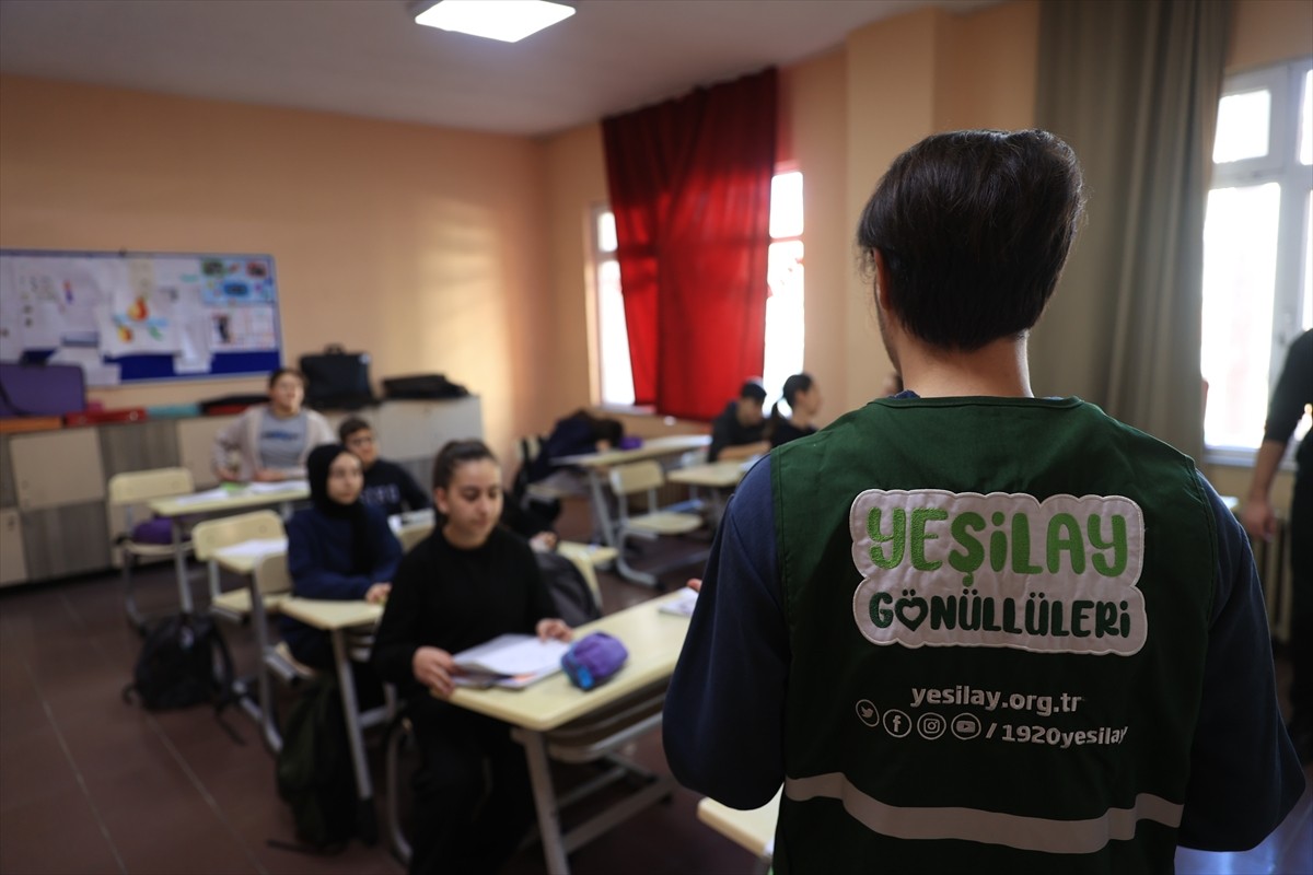 Edirne'de, Yeşilay Haftası dolayısıyla okullarda "Yeşilay" dersi işlendi. Yeşilay Edirne Şubesi ve...