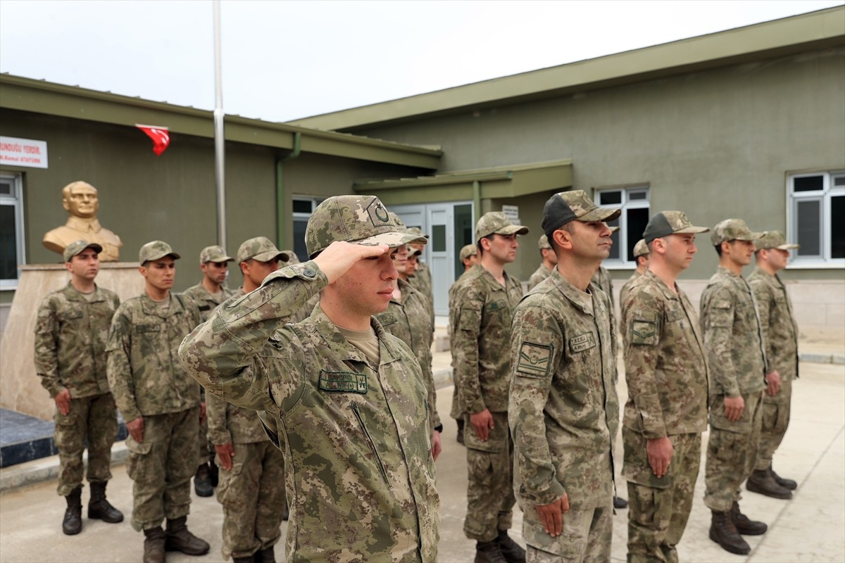  Edirne'de Yunanistan sınırında görev yapan Mehmetçikler, bayram sevincini silah arkadaşlarıyla...