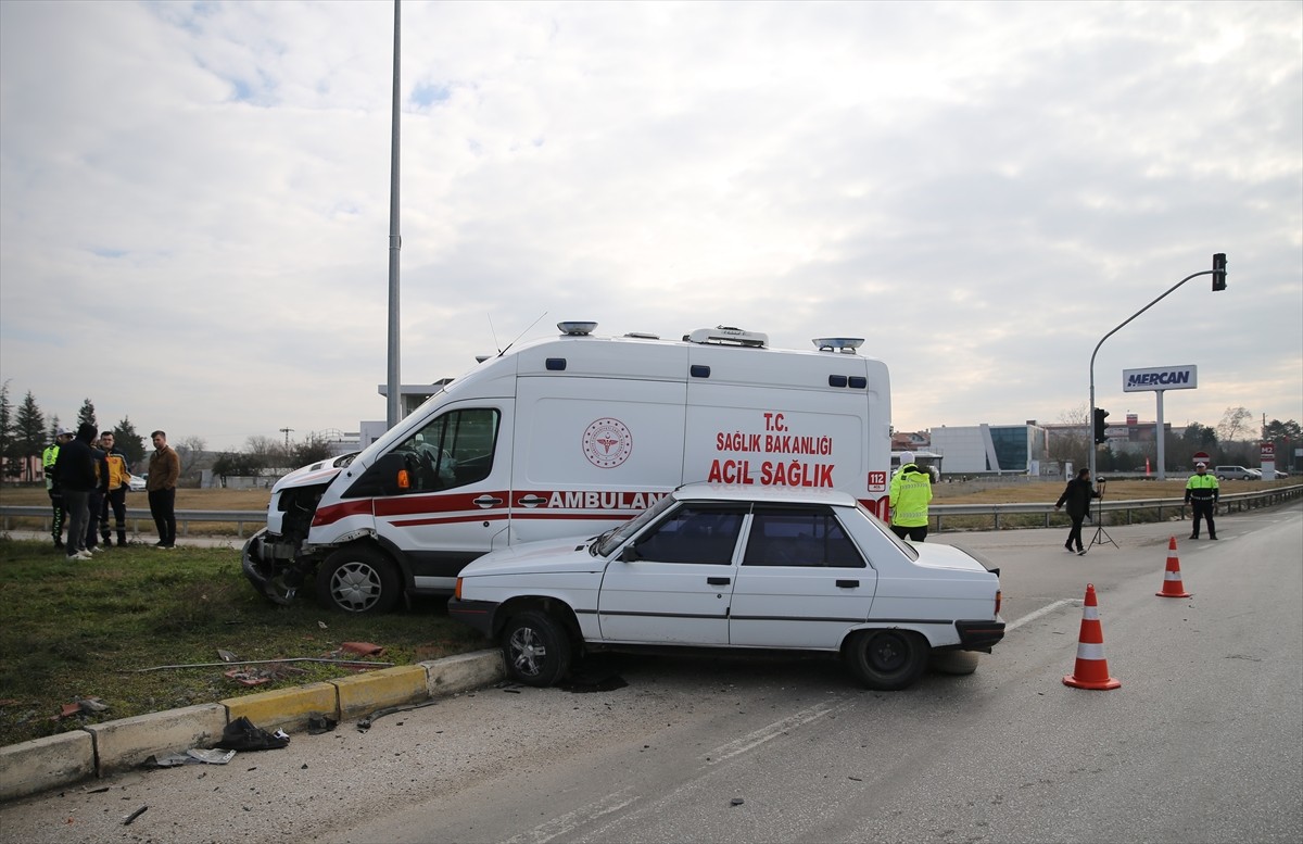 Edirne’de ambulansla otomobilin çarpışması sonucu 2 kişi yaralandı.