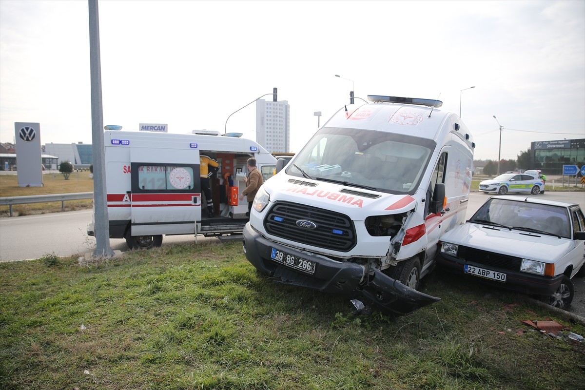 Edirne’de ambulansla otomobilin çarpışması sonucu 2 kişi yaralandı.