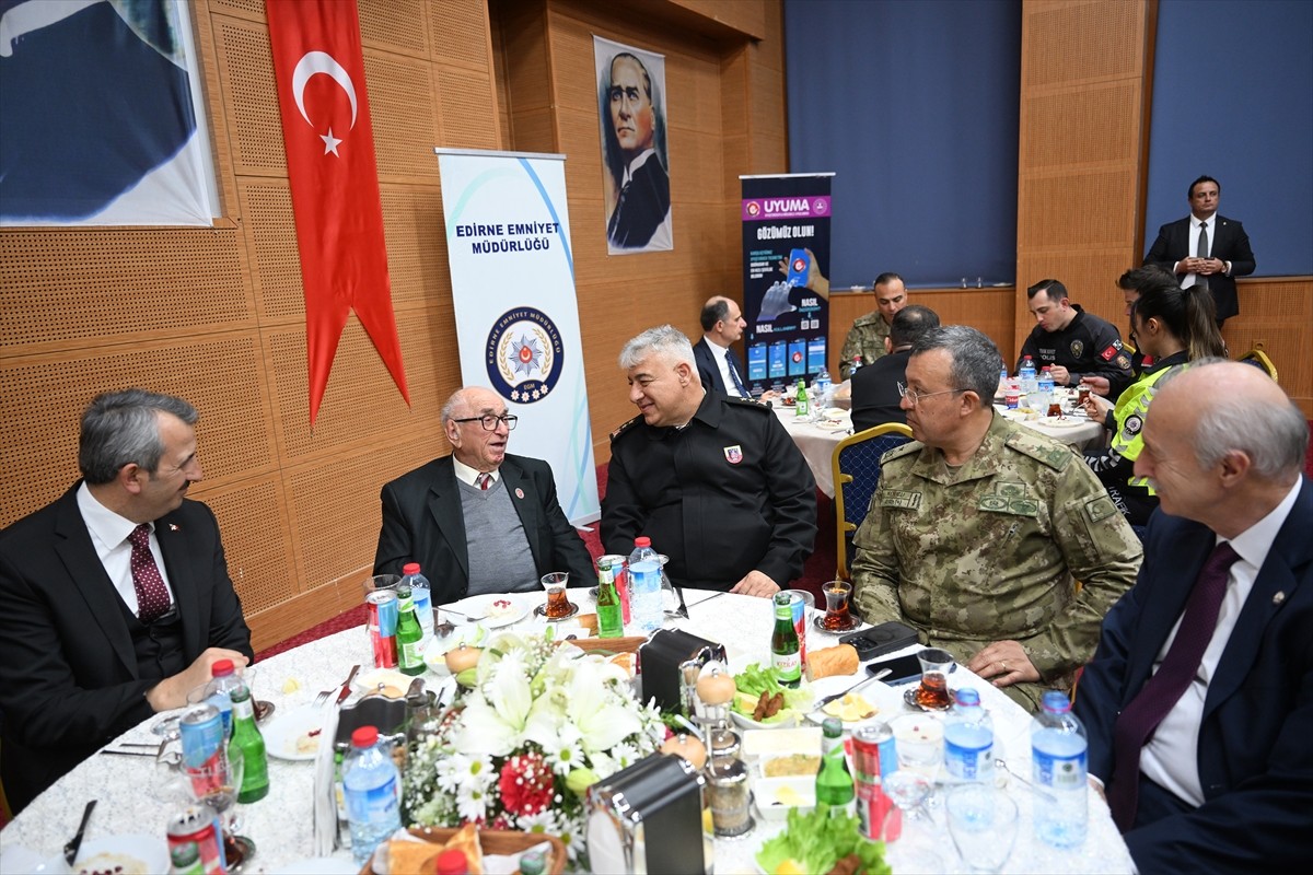 Edirne Emniyet Müdürlüğünde iftar programı düzenlendi. Programa Edirne Valisi Yunus Sezer (solda)...