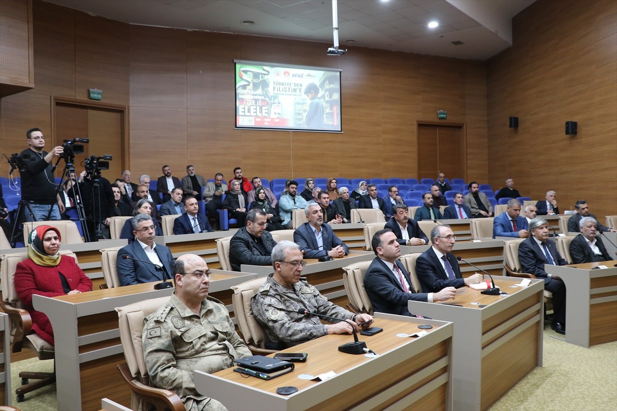 Elazığ'da "Gazze İçin El Ele Yardım Kampanyası" hakkında bilgilendirme toplantısı düzenlendi. Vali...