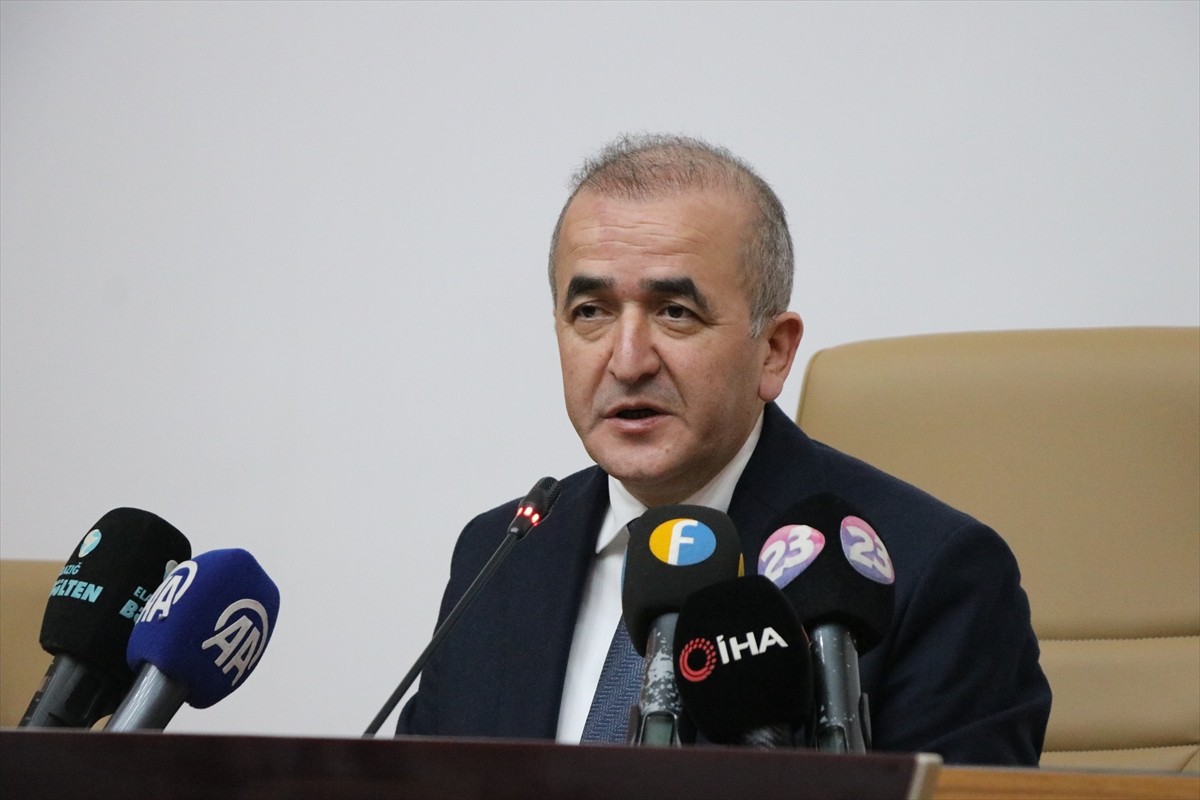 Elazığ'da "Gazze İçin El Ele Yardım Kampanyası" hakkında bilgilendirme toplantısı düzenlendi. Vali...