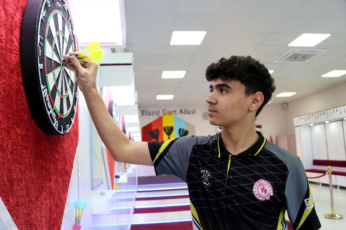  Elazığ'da yaşayan ve öğretmeninin yönlendirmesiyle başladığı dart sporunda Türkiye şampiyonluğuna...