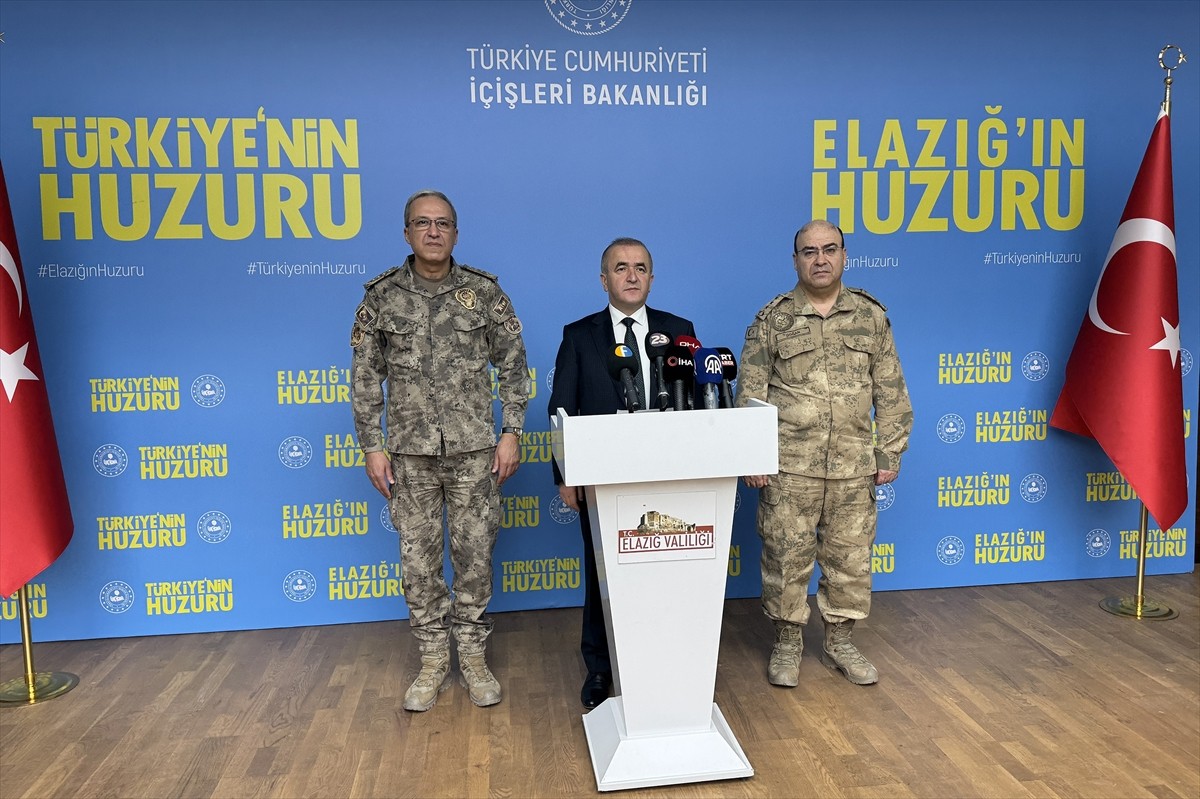 Elazığ Valisi Numan Hatipoğlu (ortada), Valilik Toplantı Salonu'nda düzenlenen "Huzur, Asayiş ve...