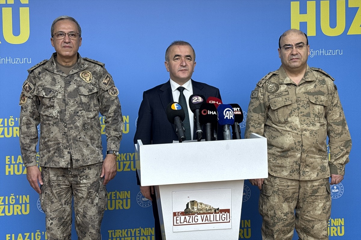 Elazığ Valisi Numan Hatipoğlu (ortada), Valilik Toplantı Salonu'nda düzenlenen "Huzur, Asayiş ve...