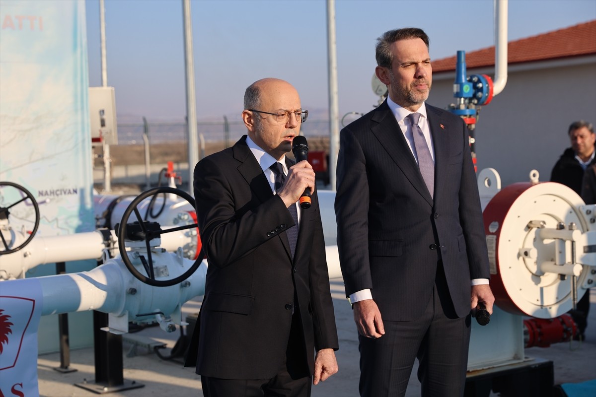 Enerji ve Tabii Kaynaklar Bakanı Alparslan Bayraktar (sol 2), Iğdır-Nahçıvan Doğal Gaz Boru Hattı...