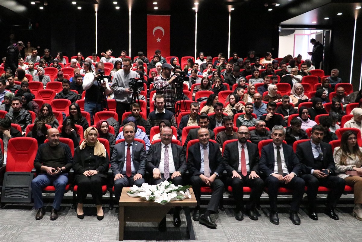 Erzurum'da, Cumhurbaşkanlığı İletişim Başkanlığı ve Atatürk Üniversitesi işbirliğiyle "Bilişim...