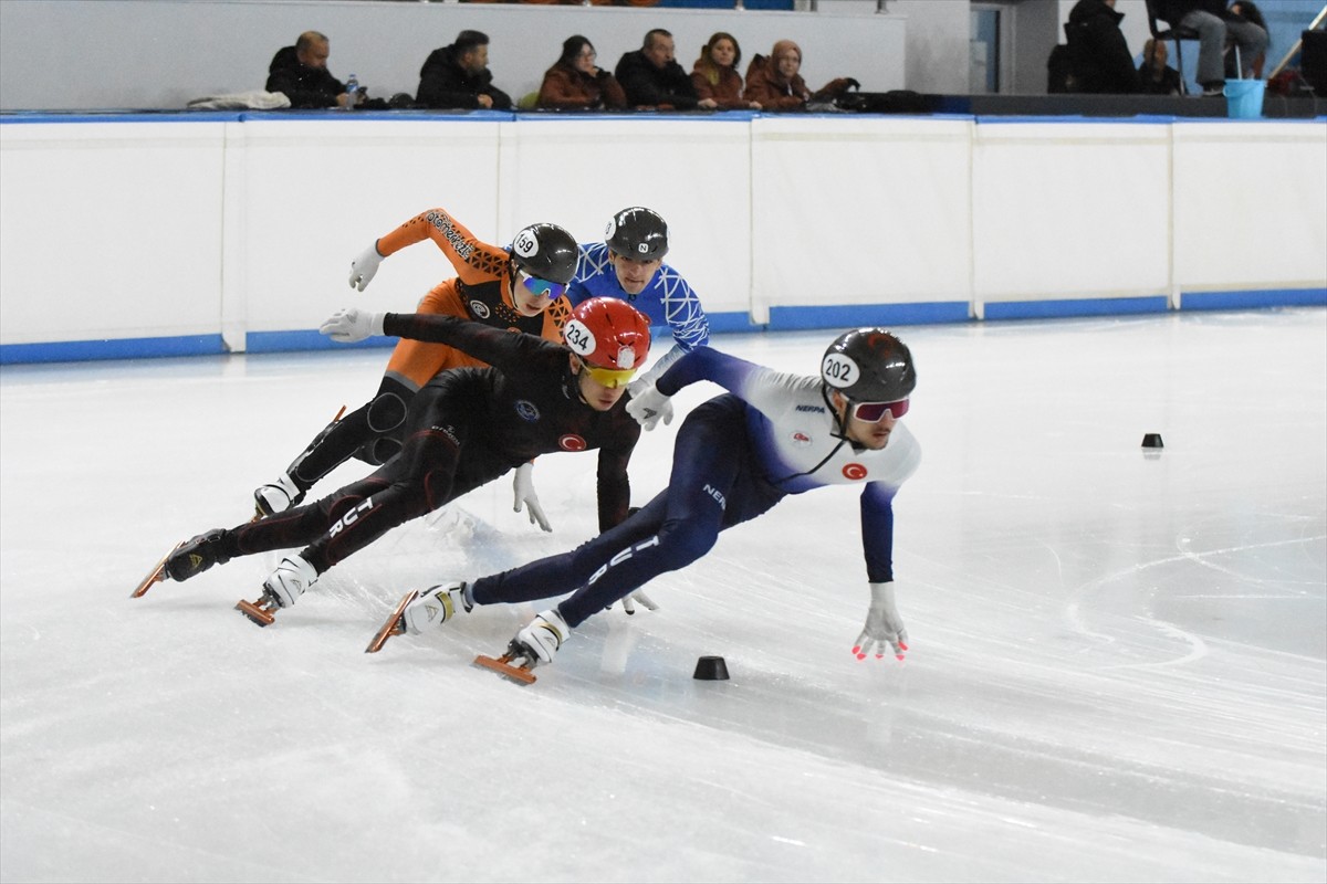 Erzurum'da düzenlenen Short Track Türkiye Şampiyonası sona erdi. Palandöken 2000'lik Buz Hokey...