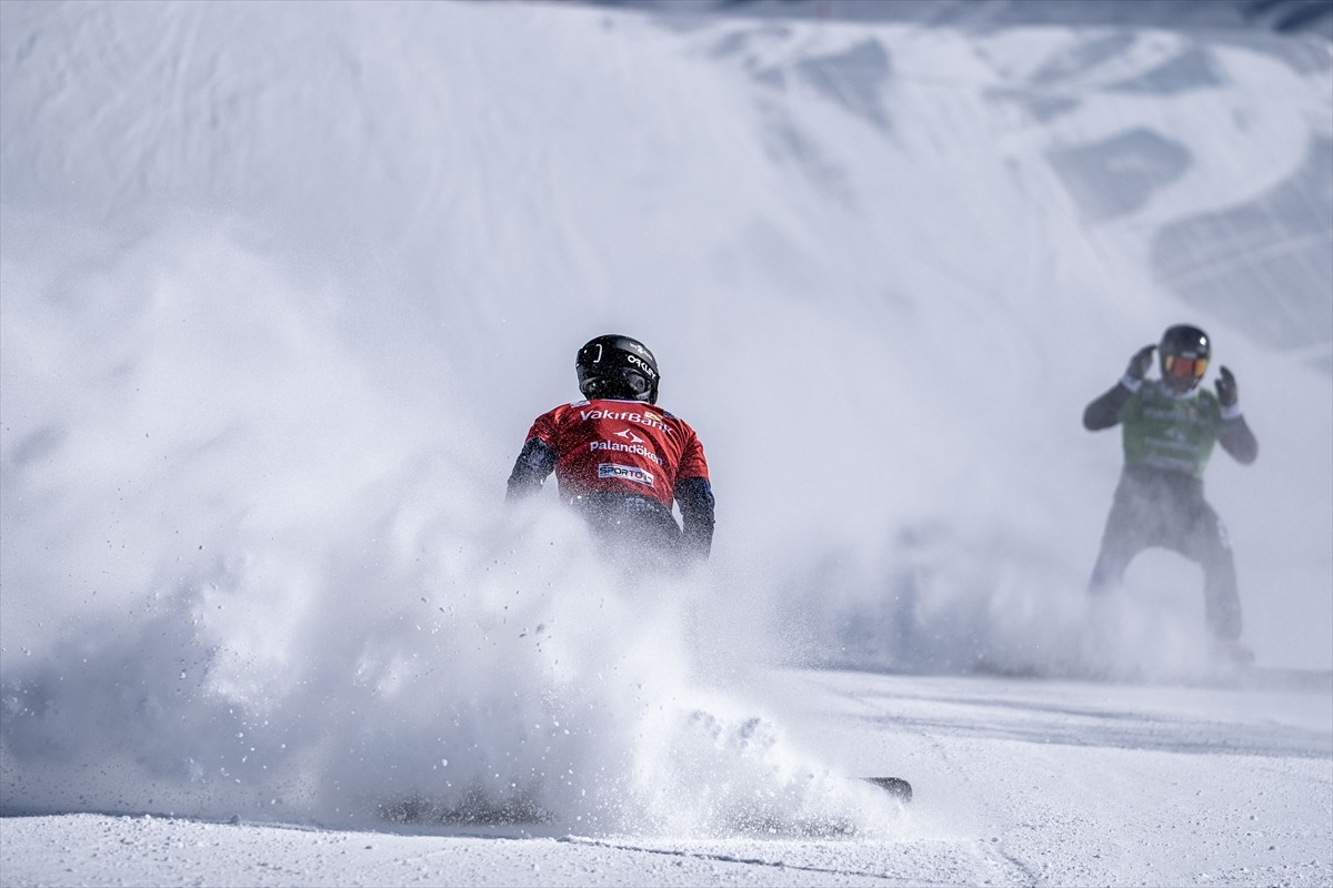 Erzurum'da Palandöken ve Konaklı kayak merkezlerinde 19 ülkeden sporcuların katılımıyla düzenlenen...