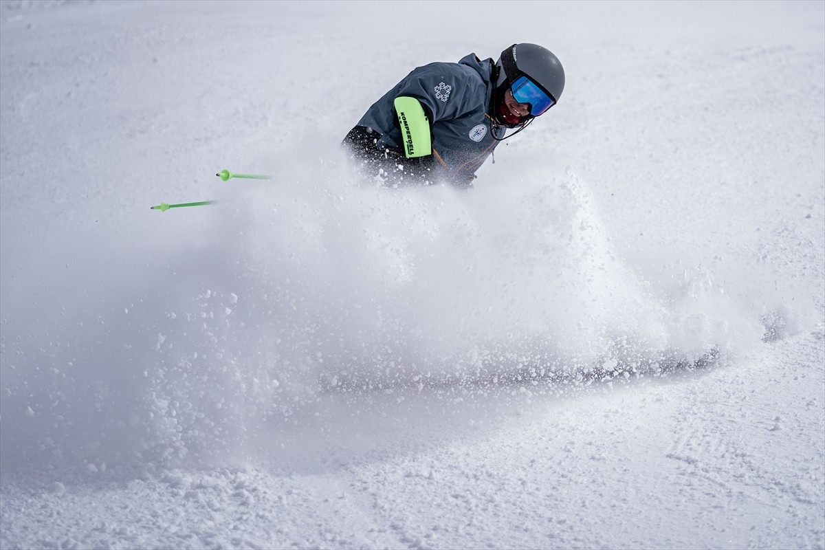 Erzurum'da yaşayan otizmli ikiz milli kayakçılar Muhsin Murat ve Aliye Zeynep Bingül, 1-4 Nisan'da...