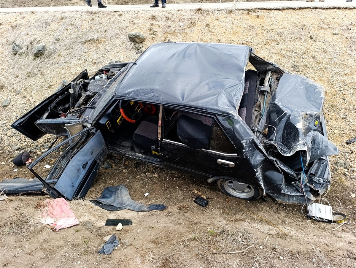 Erzurum'un Karayazı ilçesinde şarampole devrilen otomobilin sürücüsü hayatını kaybetti, 2 kişi...