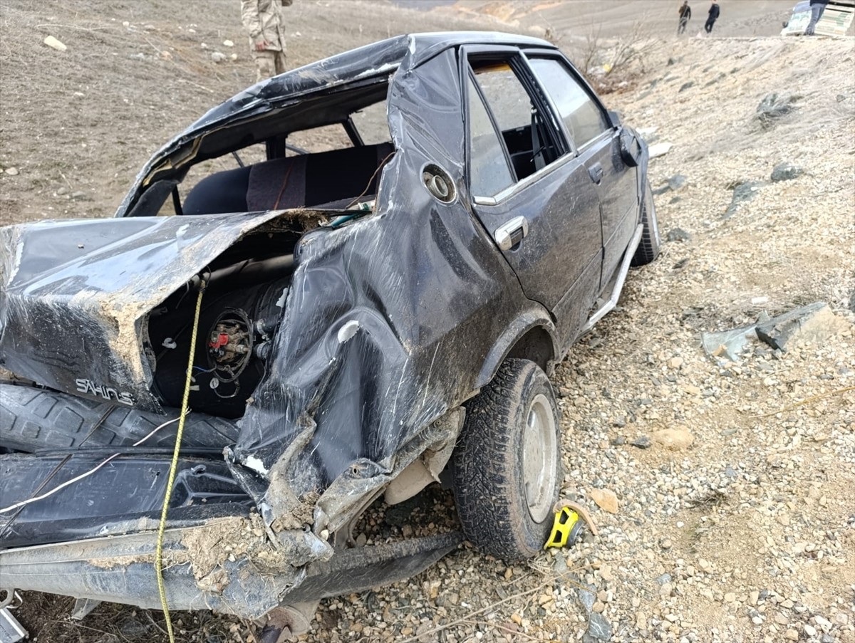 Erzurum'un Karayazı ilçesinde şarampole devrilen otomobilin sürücüsü hayatını kaybetti, 2 kişi...