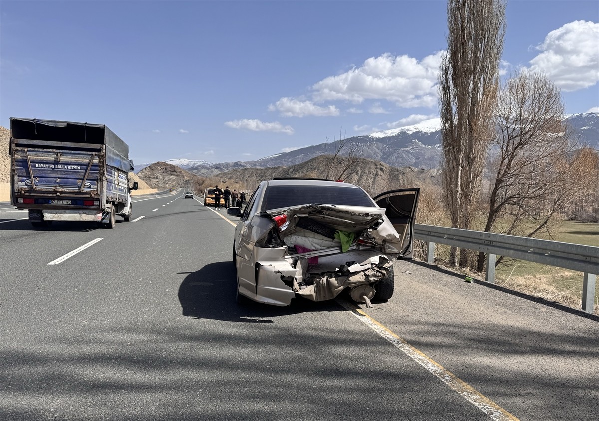Erzurum'un Oltu ilçesinde hafif ticari aracın otomobile arkadan çarpması sonucu 7 kişi...