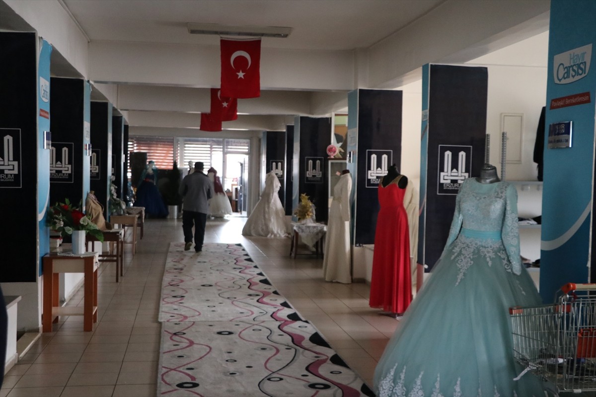 Erzurum Büyükşehir Belediyesinin Hayır Çarşısı, ramazan ayında da gıda ve eşya yardımlarıyla...