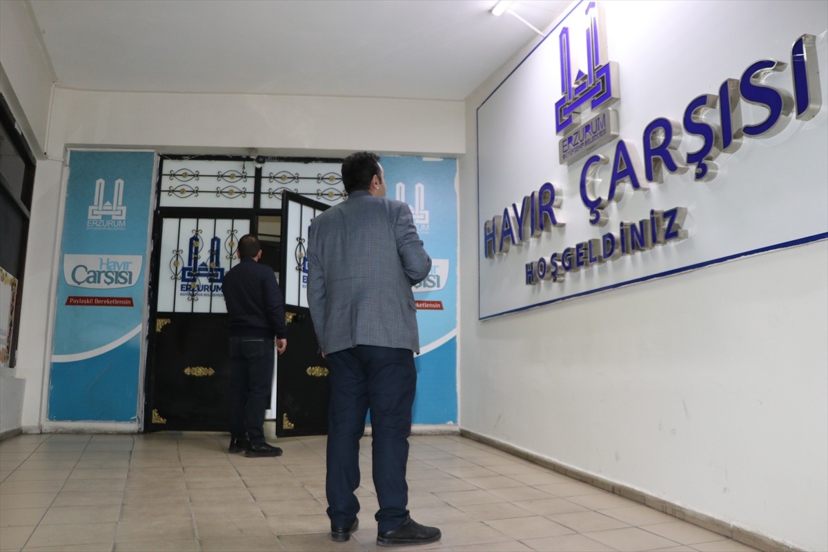 Erzurum Büyükşehir Belediyesinin Hayır Çarşısı, ramazan ayında da gıda ve eşya yardımlarıyla...