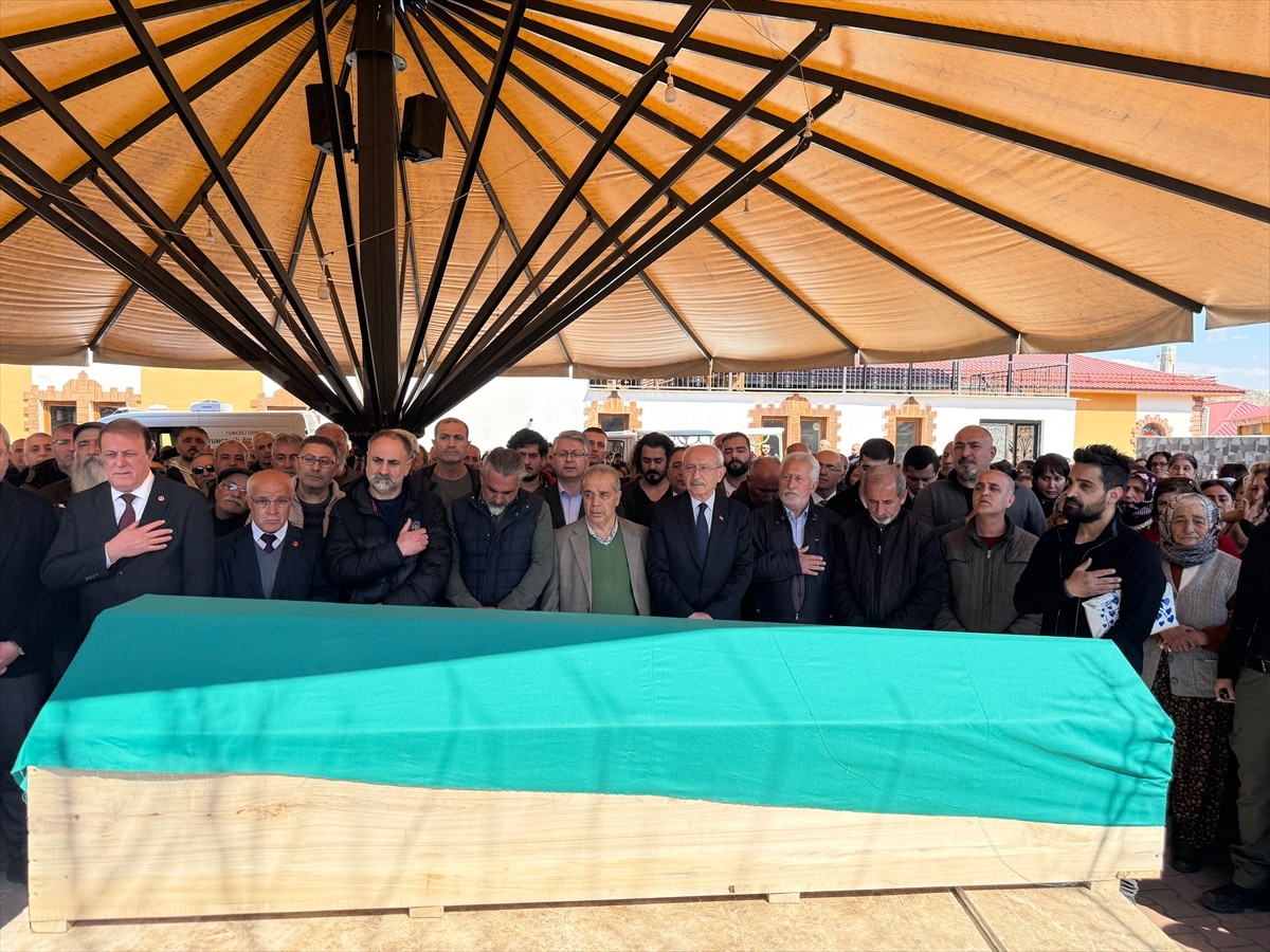 Eski CHP Genel Başkanı Kemal Kılıçdaroğlu, Tunceli'de vefat eden kuzeni için Tunceli Cemevi'nde...