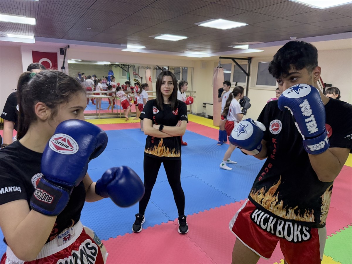 Eski milli kick boksçu Türkiye şampiyonalarında dereceleri bulunan antrenör Begüm Ermantaş...