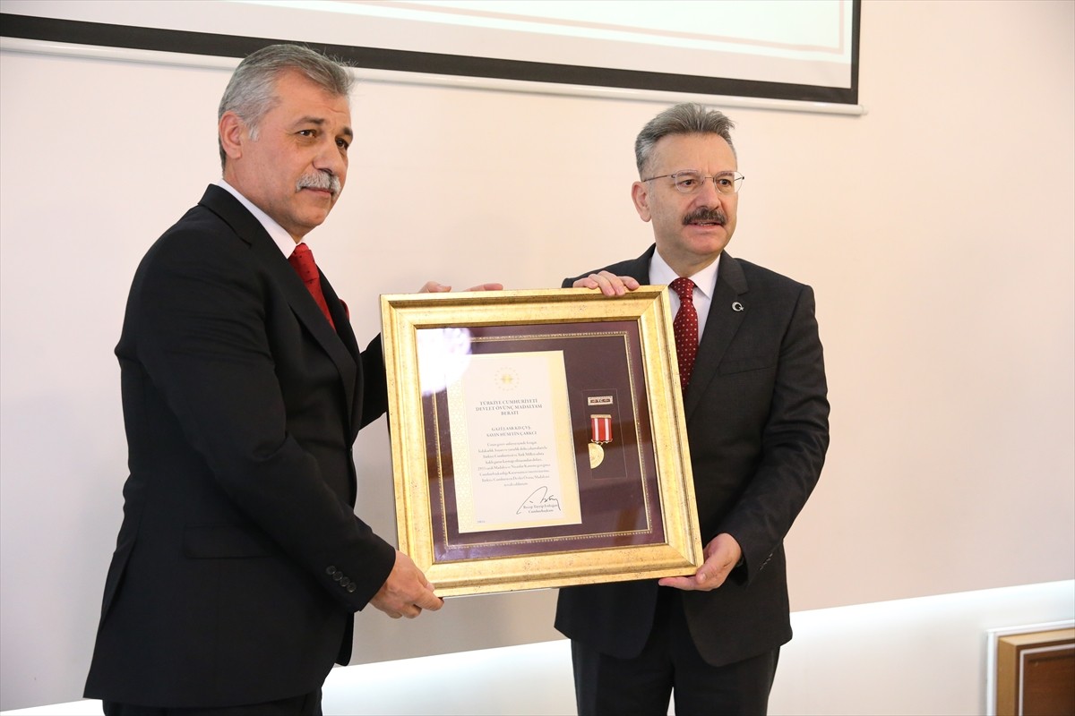 Eskişehir'de, 4 şehit ailesi ile 3 gaziye devlet övünç madalyası ve beratı verildi. Vali Hüseyin...