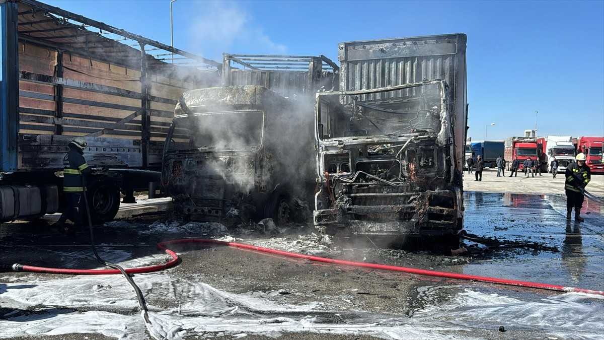Eskişehir'de park halindeki bir tırda başlayıp yanındaki 2 araca daha sıçrayan yangın, itfaiye...