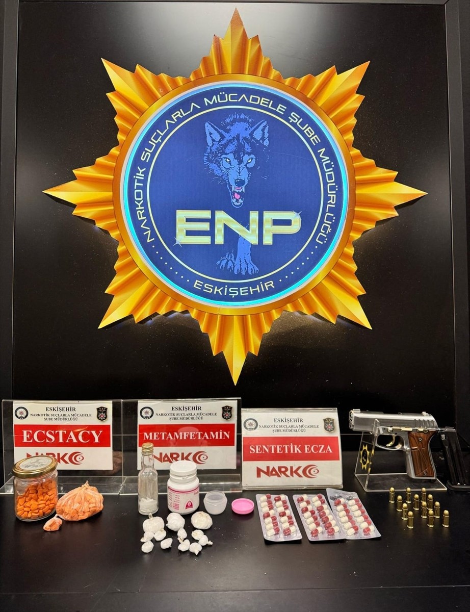 Eskişehir'de, polisin düzenlediği uyuşturucu operasyonunda gözaltına alınan 3 zanlı tutuklandı....
