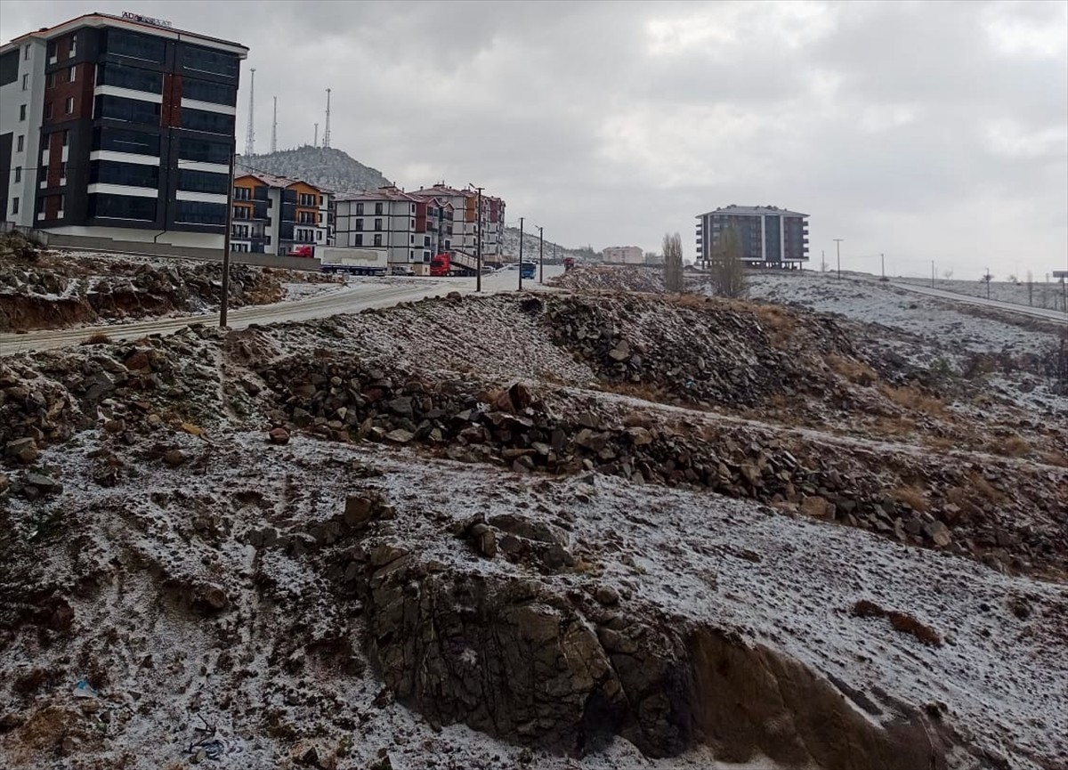 Eskişehir'in Sivrihisar ilçesinde etkili olan sağanak ve dolu hayatı olumsuz etkiledi. Kısa süre...