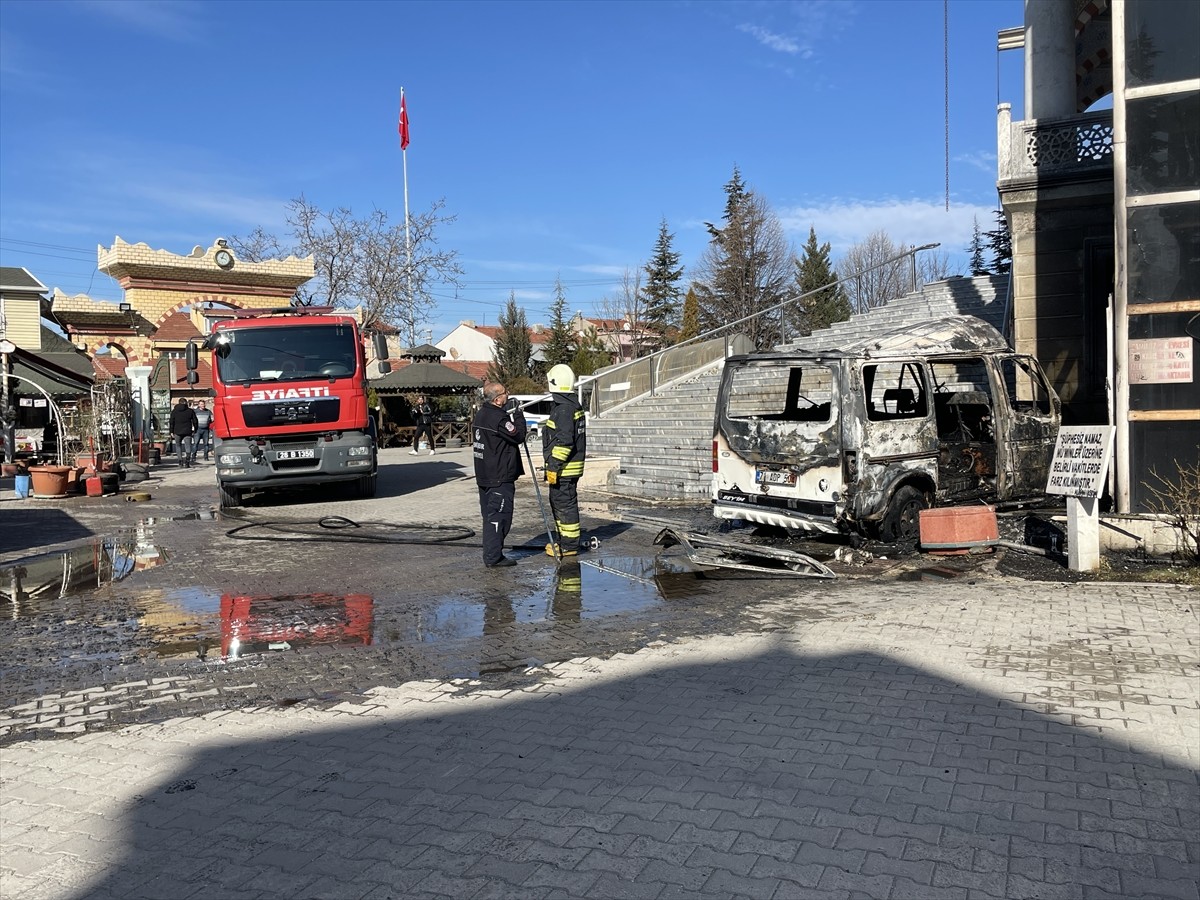 Eskişehir'in Tepebaşı ilçesinde, park halinde bulunduğu cami bahçesinde kendiliğinden hareket edip...