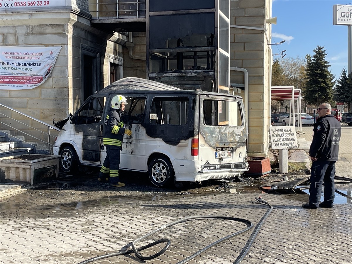 Eskişehir'in Tepebaşı ilçesinde, park halinde bulunduğu cami bahçesinde kendiliğinden hareket edip...
