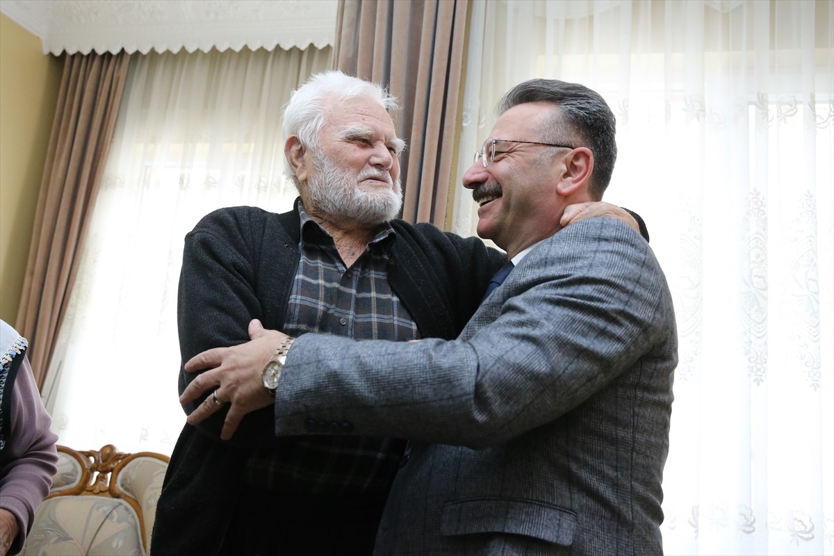 Eskişehir Valisi Hüseyin Aksoy, "Yaşlılara Saygı Haftası" dolayısıyla 102 yaşındaki Ali ve 87...
