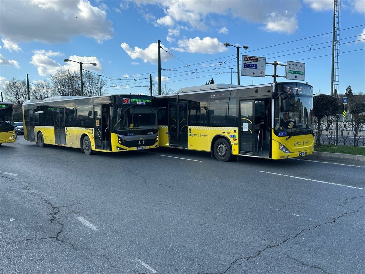 Fatih Topkapı Mahallesi Turgut Özal Bulvarı Millet Caddesi'nde seyreden 79T Kayabaşı-Taksim...