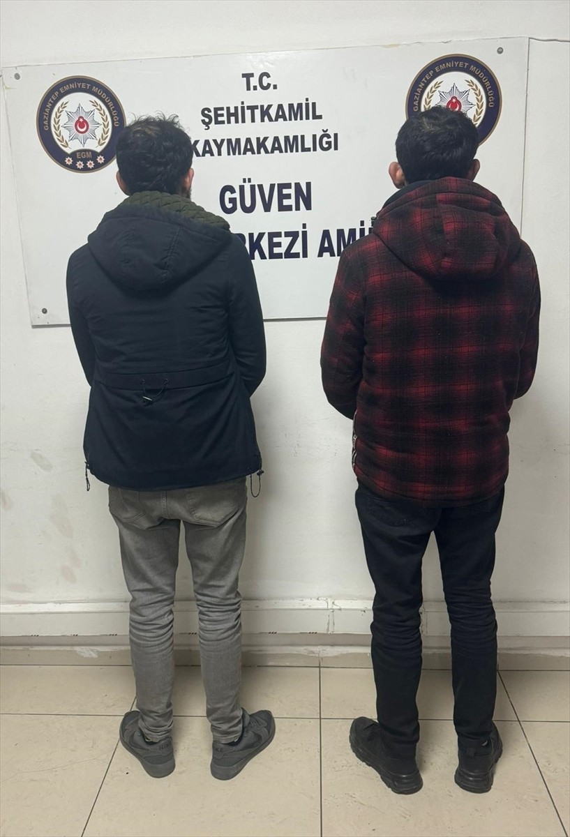 Gaziantep'in merkez Şehitkamil ilçesinde düzenlenen silah kaçakçılığı operasyonunda 5 şüpheli...