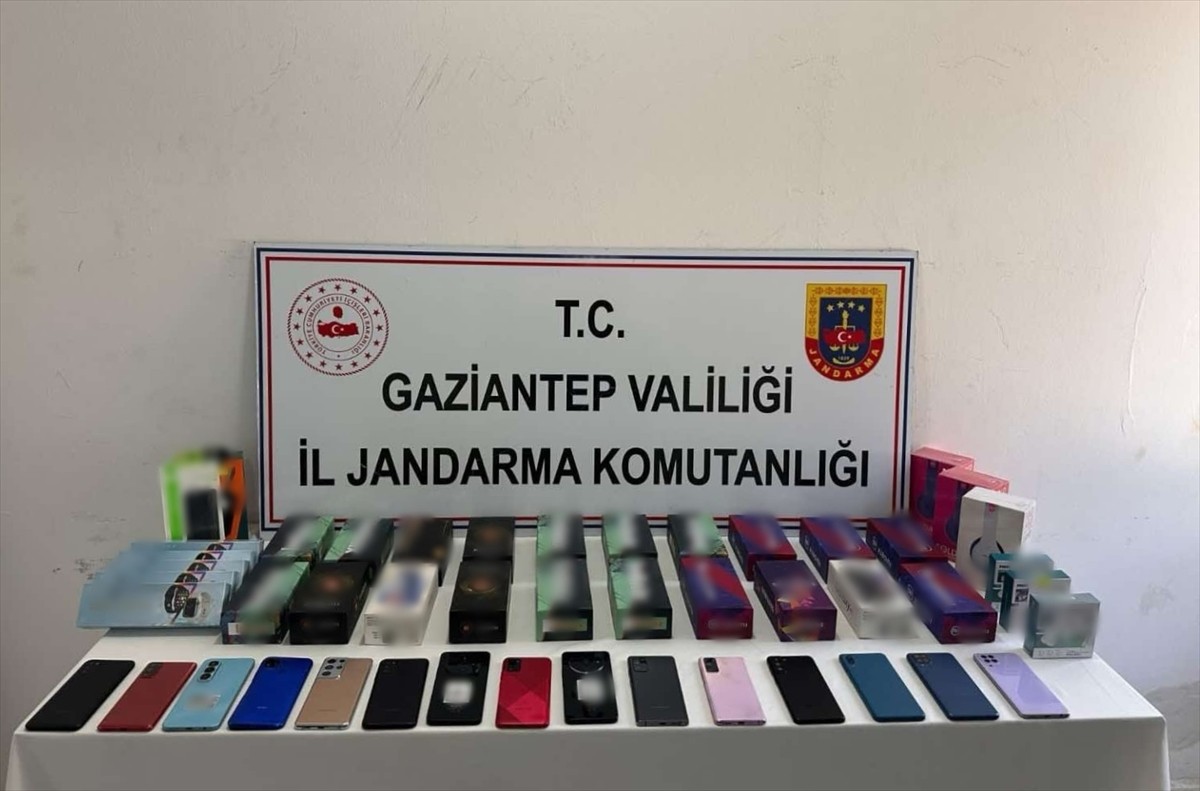 Gaziantep'te gümrük kaçağı 107 cep telefonu ele geçirildi, 2 şüpheli gözaltına alındı....